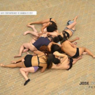 Julie Pichavant performance La vida es una tombola Festival Internacional de Arte Contemporáneo de Manizales-Universidad Bellas Artes de Caldas.